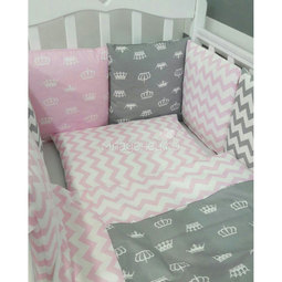 Комплект в кроватку ByTwinz с бортиками-подушками Короны розовые